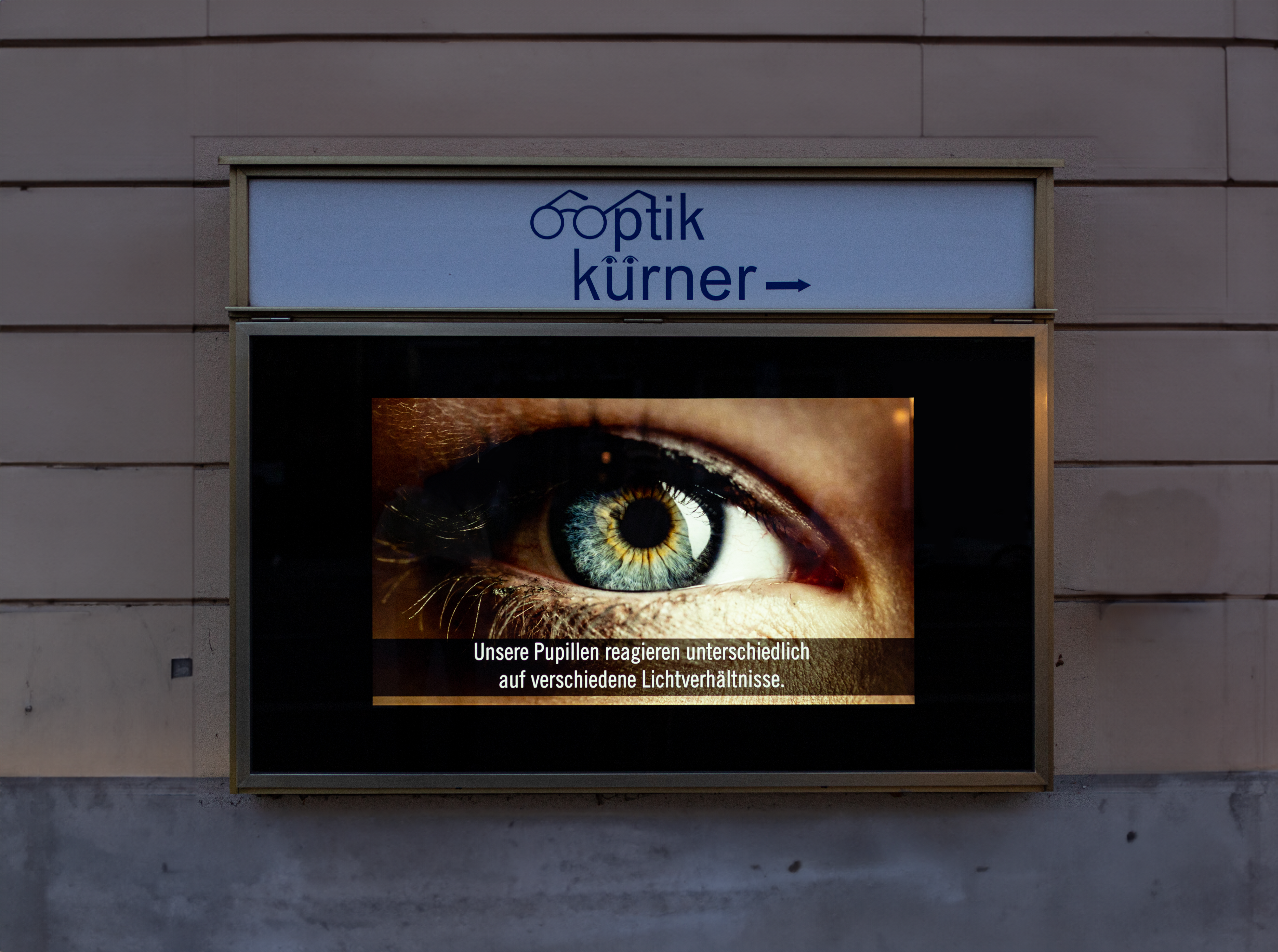 optik-kurner-erke-engineering-digital-signage-monitor