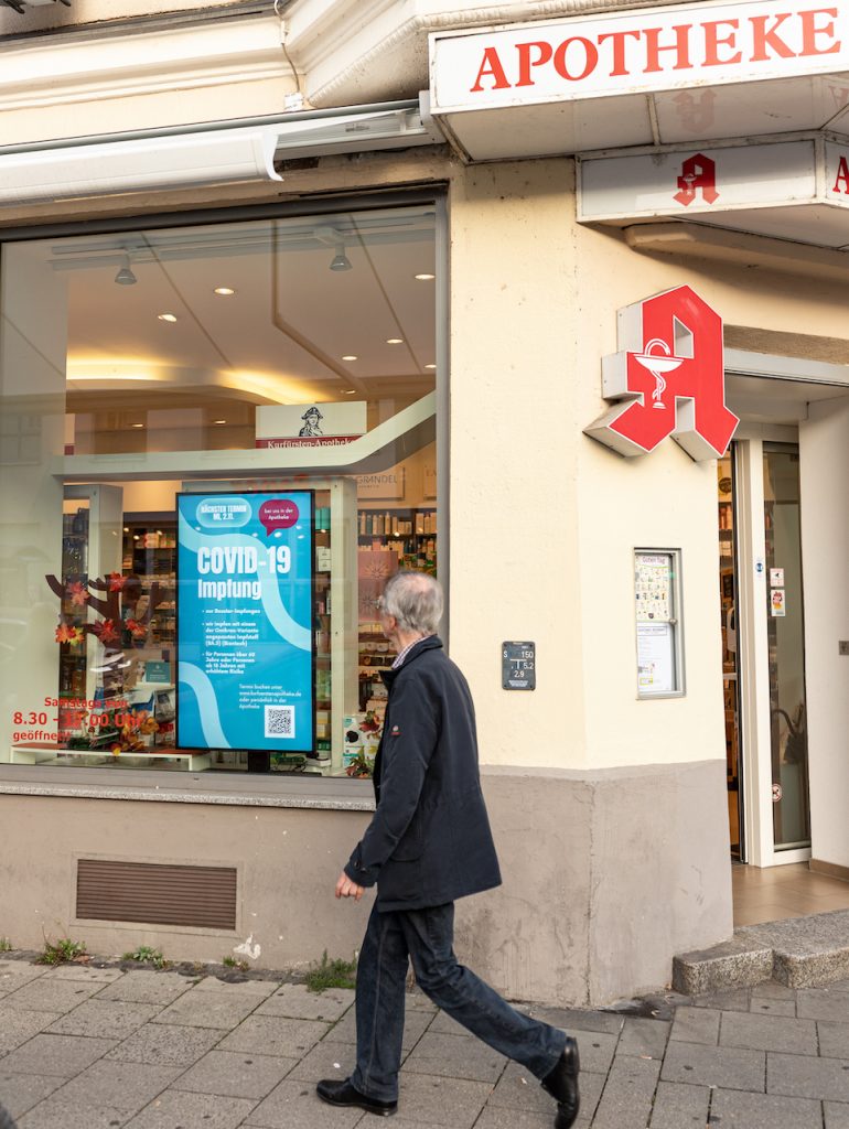 kürfürsten-apotheke-erke-engineering-digital-signage1